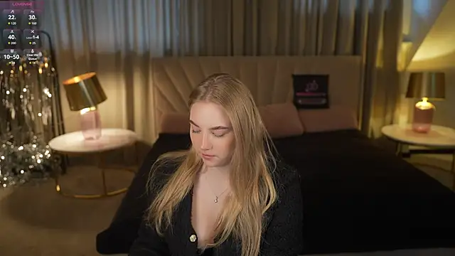 Snapshot of Ariella_Star chatting on December 2, 2025, 11:23 am Ariella Star online show from December 2, 2025, 11:23 am