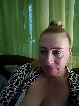 Snapshot of Esenia505 chatting on November 4, 2025, 12:20 pm Esenia505 online show from November 4, 2025, 12:20 pm