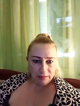 Snapshot of Esenia505 chatting on November 10, 2025, 11:26 am Esenia505 online show from November 10, 2025, 11:26 am