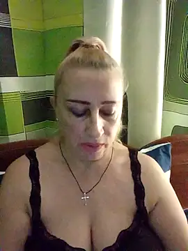 Snapshot of Esenia505 chatting on December 16, 2025, 3:11 am Esenia505 online show from December 16, 2025, 3:11 am