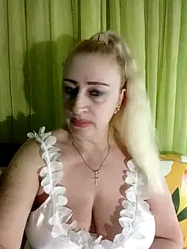 Snapshot of Esenia505 chatting on April 23, 2026, 3:02 pm Esenia505 online show from April 23, 2026, 3:02 pm