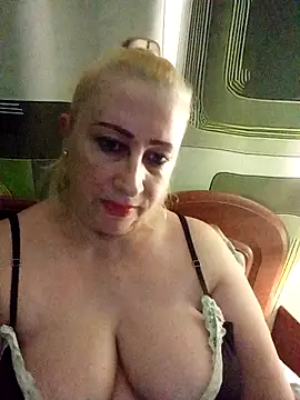 Snapshot of Esenia505 chatting on November 26, 2025, 5:24 pm Esenia505 online show from November 26, 2025, 5:24 pm