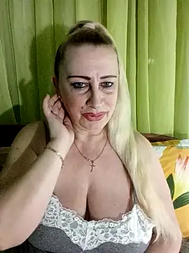 Snapshot of Esenia505 chatting on April 19, 2026, 6:10 pm Esenia505 online show from April 19, 2026, 6:10 pm