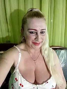 Snapshot of Esenia505 chatting on May 6, 2026, 1:48 pm Esenia505 online show from May 6, 2026, 1:48 pm
