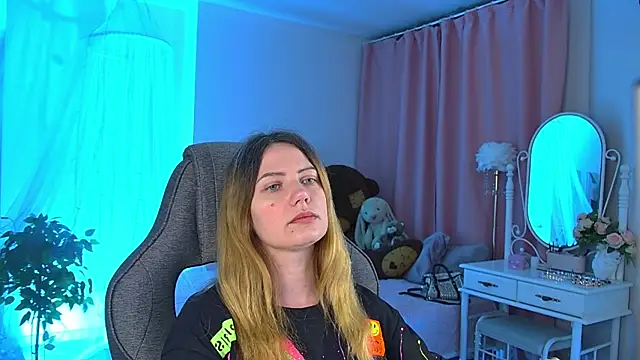 Snapshot of AleksaLaurent chatting on November 21, 2025, 6:01 am AleksaLaurent online show from November 21, 2025, 6:01 am