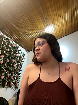 Snapshot of Tharafresneda_ chatting on October 29, 2025, 2:27 pm Tharafresneda  online show from October 29, 2025, 2:27 pm