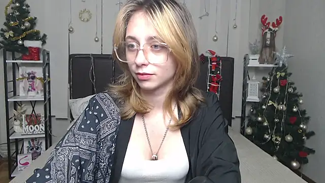 TracyLll online show from December 21, 2025, 6:04 am