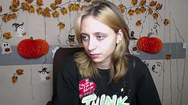 Snapshot of TracyLll chatting on November 14, 2025, 12:09 pm TracyLll online show from November 14, 2025, 12:09 pm