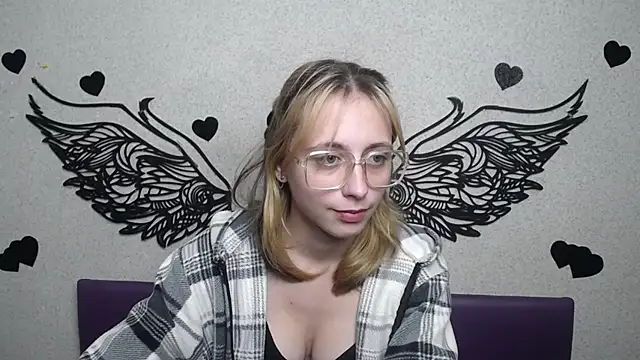 Snapshot of TracyLll chatting on November 18, 2025, 2:42 pm TracyLll online show from November 18, 2025, 2:42 pm