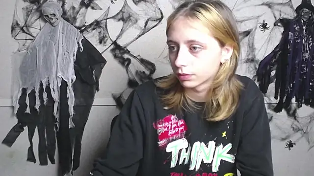 Snapshot of TracyLll chatting on November 8, 2025, 7:45 am TracyLll online show from November 8, 2025, 7:45 am