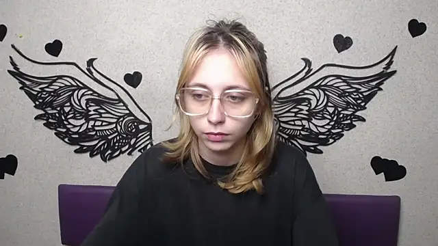 Snapshot of TracyLll chatting on November 21, 2025, 12:15 pm TracyLll online show from November 21, 2025, 12:15 pm