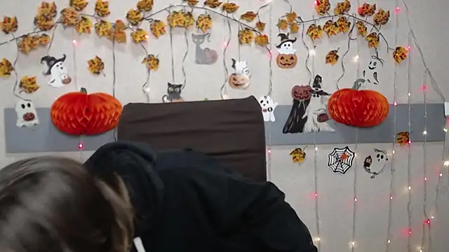 Snapshot of TracyLll chatting on November 3, 2025, 11:58 am TracyLll online show from November 3, 2025, 11:58 am