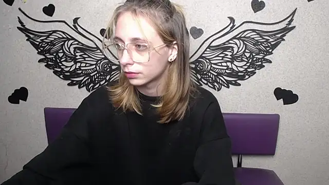 Snapshot of TracyLll chatting on December 1, 2025, 11:44 am TracyLll online show from December 1, 2025, 11:44 am