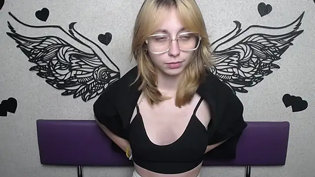 Snapshot of TracyLll chatting on December 2, 2025, 12:18 pm TracyLll online show from December 2, 2025, 12:18 pm