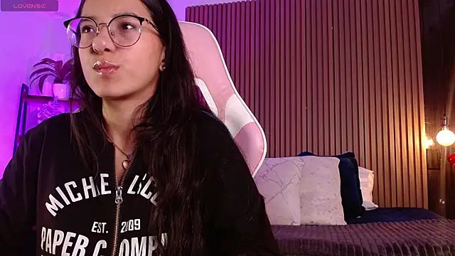 Skay bluee online show from December 2, 2025, 2:08 pm