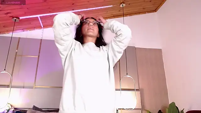 Skay bluee online show from November 11, 2025, 1:28 pm