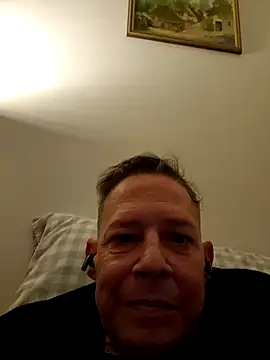 Snapshot of English1976 chatting on October 28, 2025, 6:51 pm English1976 online show from October 28, 2025, 6:51 pm