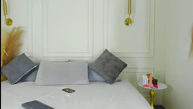 imVictoria  online show from December 4, 2025, 9:47 pm