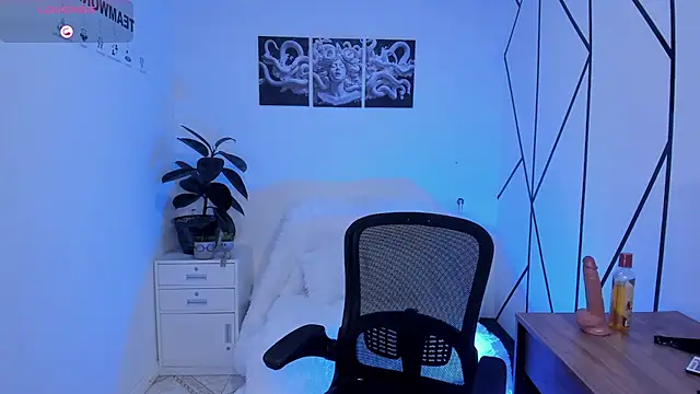 Snapshot of Flor_Gil chatting on December 13, 2025, 8:04 pm Flor Gil online show from December 13, 2025, 8:04 pm