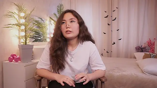 Snapshot of LeanoraBierod chatting on October 29, 2025, 10:25 am LeanoraBierod online show from October 29, 2025, 10:25 am