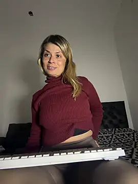 Romy-R-O online show from June 19, 2026, 3:34 am