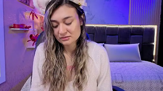 Im-Lola online show from November 12, 2025, 8:45 pm