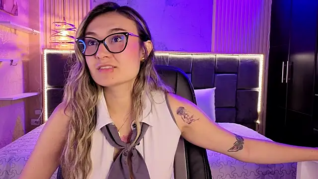 Im-Lola online show from November 7, 2025, 9:30 pm