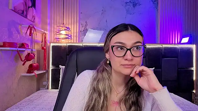 Im-Lola online show from December 20, 2025, 8:33 pm