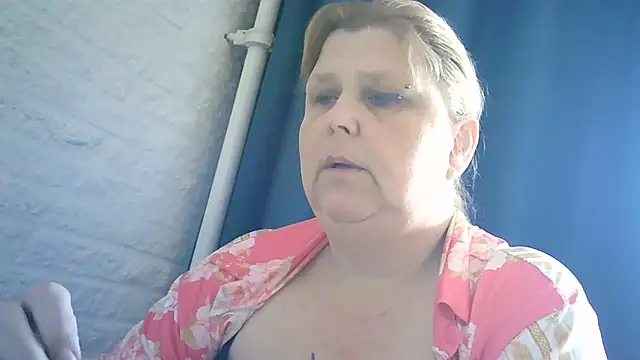 Snapshot of Sylviastar46 chatting on April 17, 2026, 7:44 am Sylviastar46 online show from April 17, 2026, 7:44 am
