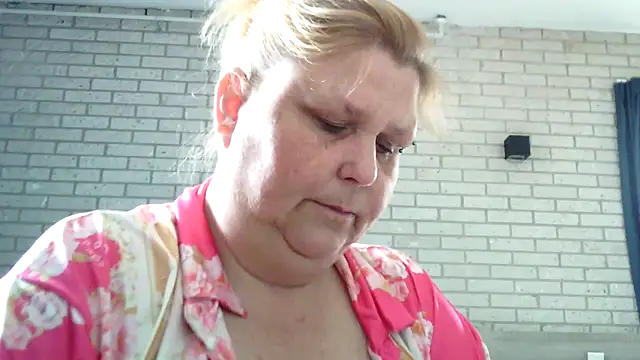 Snapshot of Sylviastar46 chatting on April 18, 2026, 8:05 am Sylviastar46 online show from April 18, 2026, 8:05 am