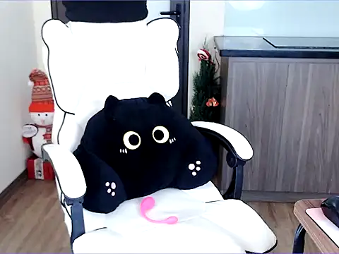 Snapshot of Luna_loveU chatting on December 16, 2025, 3:16 pm Luna loveU online show from December 16, 2025, 3:16 pm