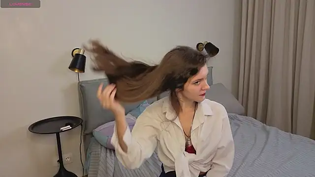 Snapshot of LauraYoungg chatting on November 30, 2025, 10:21 pm LauraYoungg online show from November 30, 2025, 10:21 pm