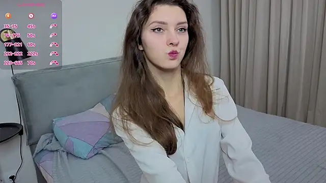 Snapshot of LauraYoungg chatting on November 11, 2025, 8:25 pm LauraYoungg online show from November 11, 2025, 8:25 pm