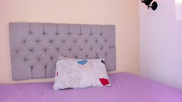 Snapshot of MiaBloom__ chatting on November 28, 2025, 10:59 am MiaBloom online show from November 28, 2025, 10:59 am