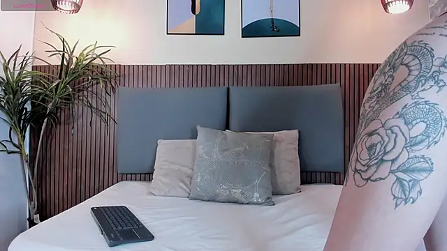 Mia Harvey online show from November 10, 2025, 8:14 pm