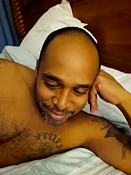 Snapshot of TraddyZaddy chatting on October 31, 2025, 3:47 am TraddyZaddy online show from October 31, 2025, 3:47 am