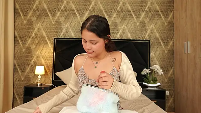 ZoeBella online show from November 7, 2025, 1:15 pm