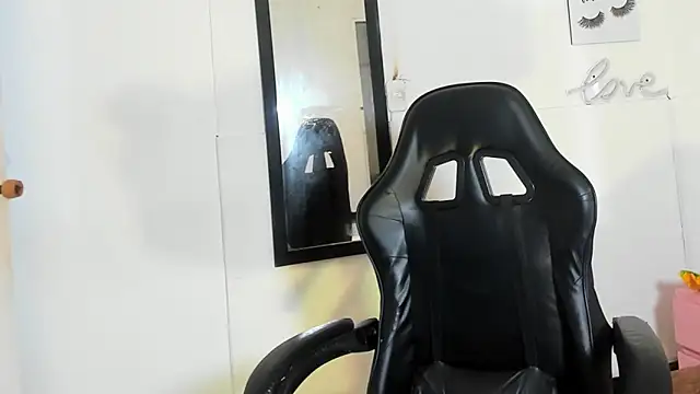 Evaa white online show from January 10, 2026, 12:44 pm