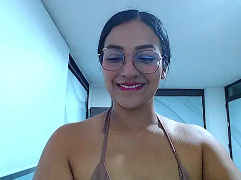 Snapshot of CamilaaOficial chatting on November 3, 2025, 3:23 am CamilaaOficial online show from November 3, 2025, 3:23 am