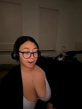 Snapshot of minha_baby chatting on November 18, 2025, 5:00 am minha baby online show from November 18, 2025, 5:00 am