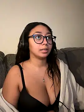 Snapshot of minha_baby chatting on December 2, 2025, 12:11 am minha baby online show from December 2, 2025, 12:11 am