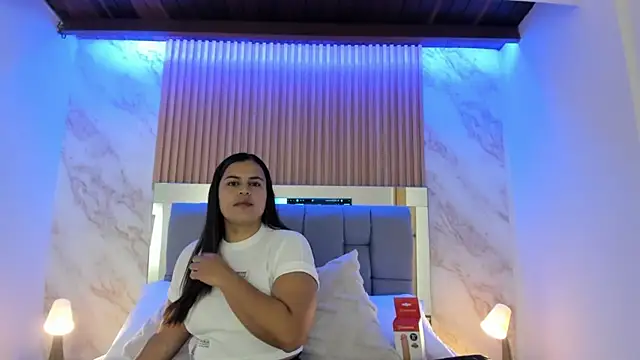 miia luna  online show from November 6, 2025, 12:53 pm