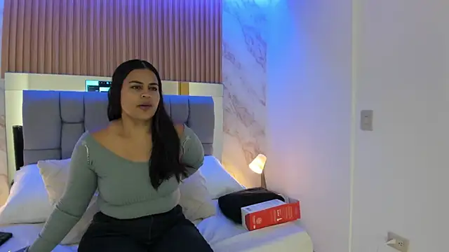 miia luna  online show from November 8, 2025, 1:14 pm