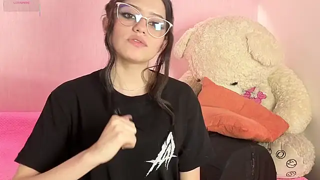 Snapshot of Little_arii chatting on April 28, 2026, 7:07 pm Little arii online show from April 28, 2026, 7:07 pm