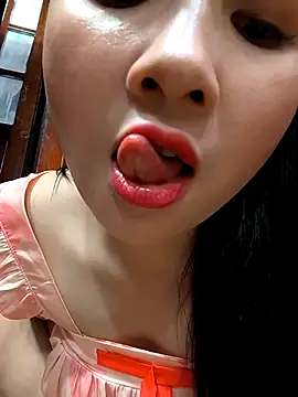 Snapshot of Okleotina9 chatting on May 5, 2026, 4:21 pm Okleotina9 online show from May 5, 2026, 4:21 pm