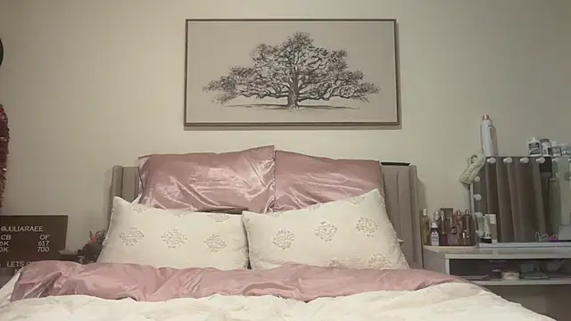 juliaraee online show from November 26, 2025, 10:37 am