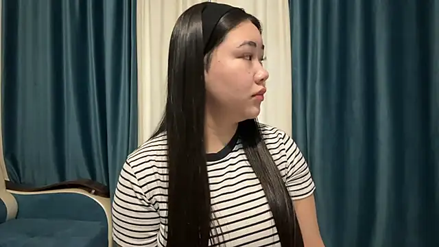 Snapshot of APRYLSUN chatting on December 15, 2025, 11:05 am APRYLSUN online show from December 15, 2025, 11:05 am