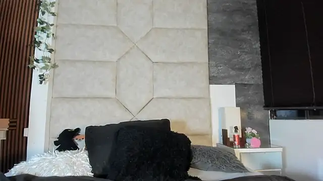 Liia Leens online show from February 13, 2026, 5:07 am