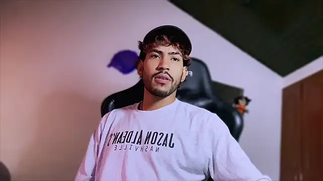 Snapshot of 3v1l chatting on December 4, 2025, 5:23 pm 3v1l online show from December 4, 2025, 5:23 pm