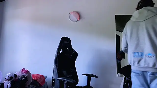 Snapshot of 3v1l chatting on November 18, 2025, 6:11 pm 3v1l online show from November 18, 2025, 6:11 pm